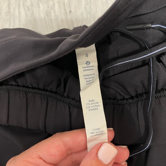 Lululemon jogger pant size 4 - Picture 2 of 2